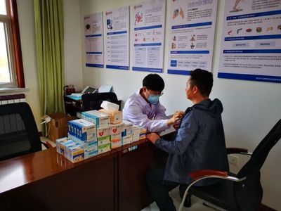 长城钻探为员工办实事——沙漠里的“红衣人”盼来了“白衣人”健康咨询服务