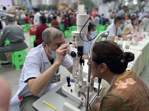 重庆华厦眼科医院开展“服务百姓健康行动”义诊活动，为市民提供专业健康咨询服务