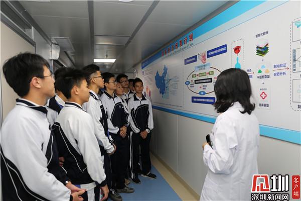 探索“教卫融合” 罗湖高中生穿上白大褂，体验健康咨询服务